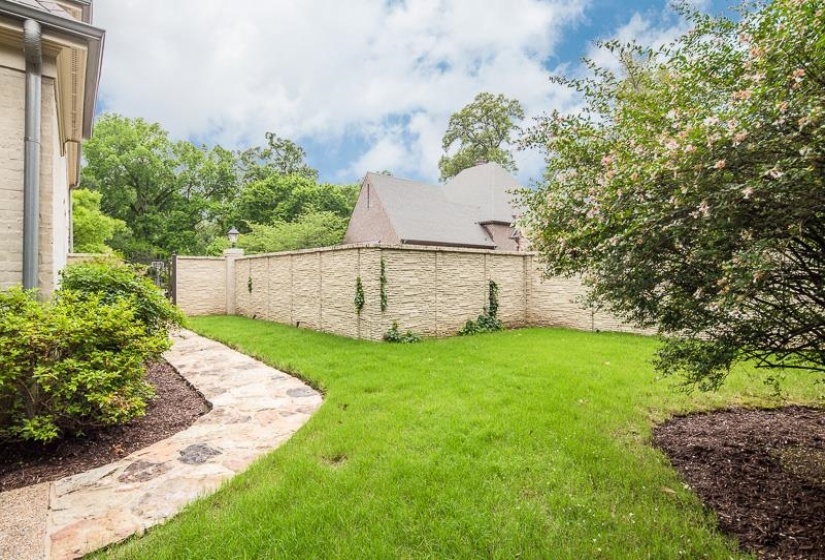 884 DRAKE MANOR CV, Memphis, Tennessee 38117, 4 Bedrooms Bedrooms, 9 Rooms Rooms,3.1 BathroomsBathrooms,Residential,For Sale,DRAKE MANOR,10219777