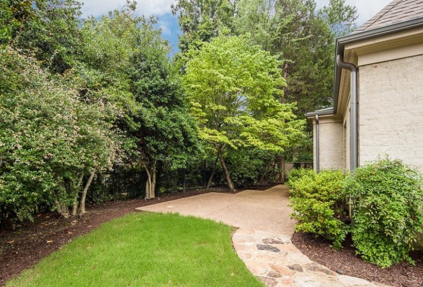 884 DRAKE MANOR CV, Memphis, Tennessee 38117, 4 Bedrooms Bedrooms, 9 Rooms Rooms,3.1 BathroomsBathrooms,Residential,For Sale,DRAKE MANOR,10219777