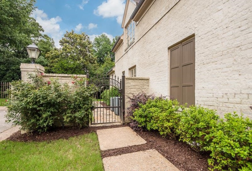 884 DRAKE MANOR CV, Memphis, Tennessee 38117, 4 Bedrooms Bedrooms, 9 Rooms Rooms,3.1 BathroomsBathrooms,Residential,For Sale,DRAKE MANOR,10219777