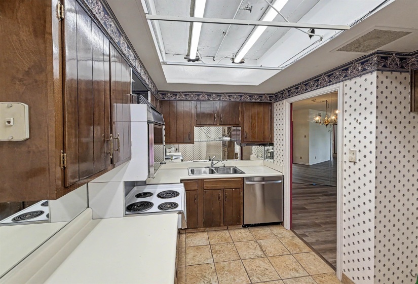 475 HIGHLAND ST, Memphis, Tennessee 38122, 2 Bedrooms Bedrooms, 4 Rooms Rooms,2 BathroomsBathrooms,Residential,For Sale,HIGHLAND,10219783