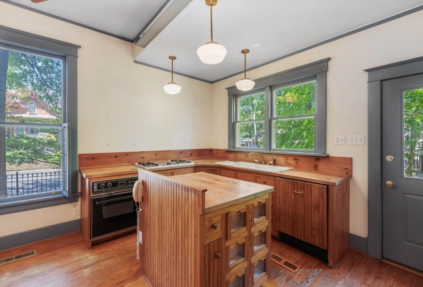 1662 FOREST AVE, Memphis, Tennessee 38112, 4 Bedrooms Bedrooms, 10 Rooms Rooms,2.1 BathroomsBathrooms,Residential,For Sale,FOREST,10219785