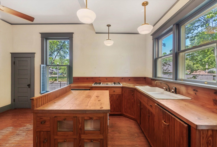 1662 FOREST AVE, Memphis, Tennessee 38112, 4 Bedrooms Bedrooms, 10 Rooms Rooms,2.1 BathroomsBathrooms,Residential,For Sale,FOREST,10219785