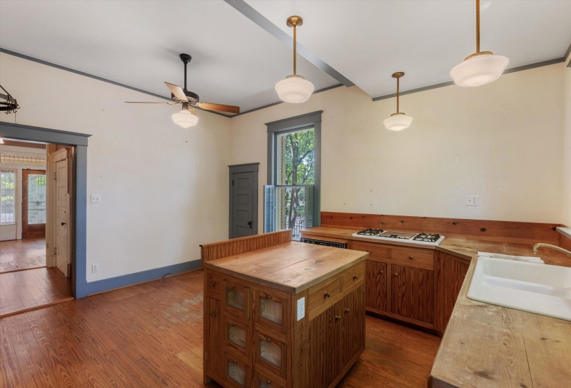 1662 FOREST AVE, Memphis, Tennessee 38112, 4 Bedrooms Bedrooms, 10 Rooms Rooms,2.1 BathroomsBathrooms,Residential,For Sale,FOREST,10219785