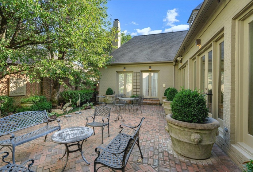 6303 MASSEY OAKS CV, Memphis, Tennessee 38120, 5 Bedrooms Bedrooms, 10 Rooms Rooms,3.2 BathroomsBathrooms,Residential,For Sale,MASSEY OAKS,10219792
