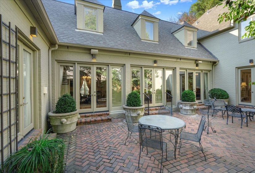 6303 MASSEY OAKS CV, Memphis, Tennessee 38120, 5 Bedrooms Bedrooms, 10 Rooms Rooms,3.2 BathroomsBathrooms,Residential,For Sale,MASSEY OAKS,10219792