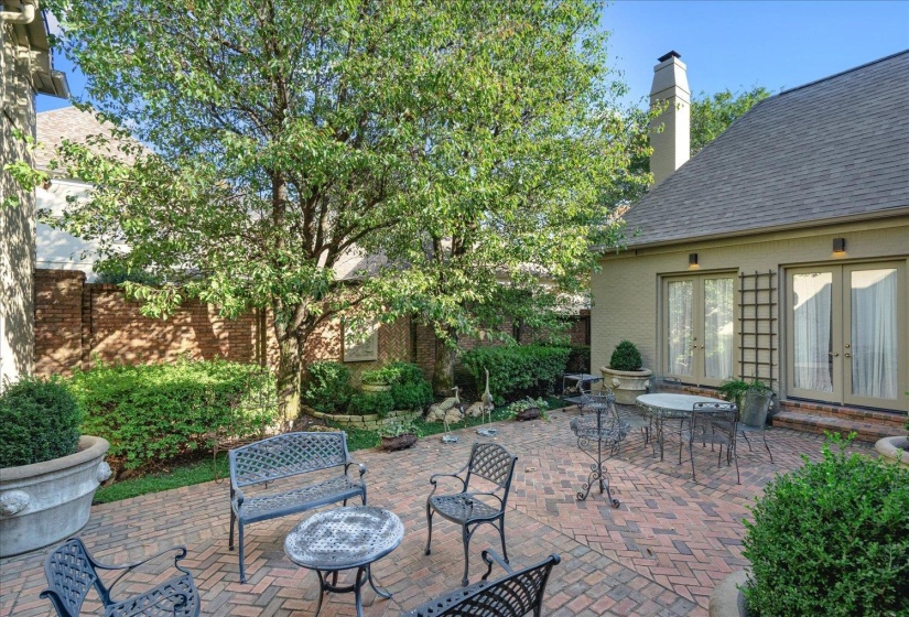 6303 MASSEY OAKS CV, Memphis, Tennessee 38120, 5 Bedrooms Bedrooms, 10 Rooms Rooms,3.2 BathroomsBathrooms,Residential,For Sale,MASSEY OAKS,10219792
