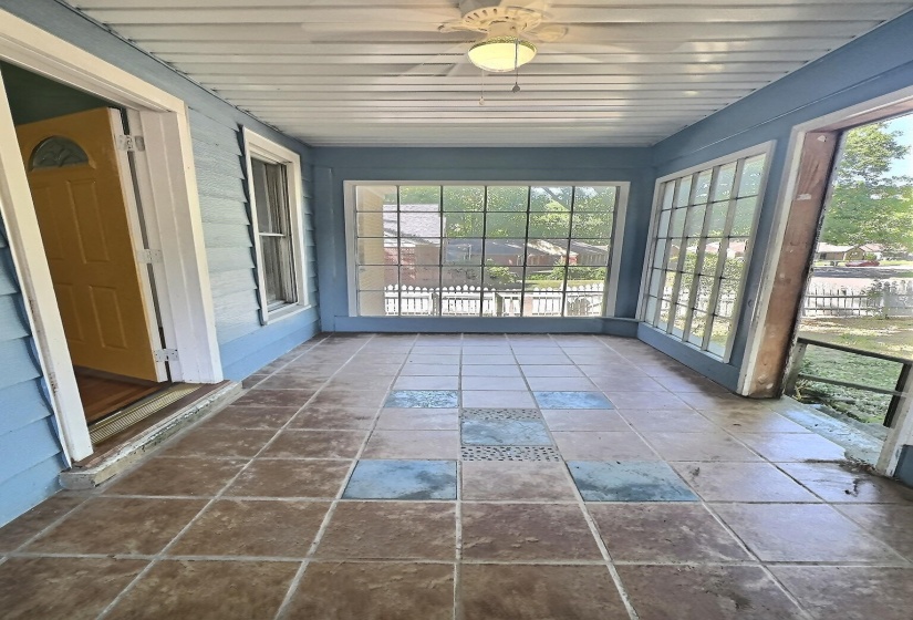 Unfurnished sunroom with ceiling fan