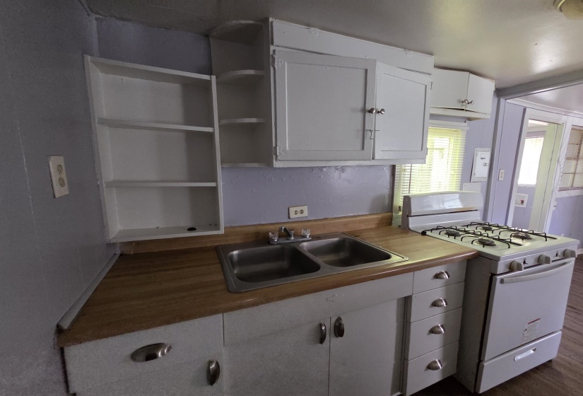 1320 FAXON AVE, Memphis, Tennessee 38104-6840, 2 Bedrooms Bedrooms, 5 Rooms Rooms,1 BathroomBathrooms,Rental Properties,For Sale,FAXON,10219854