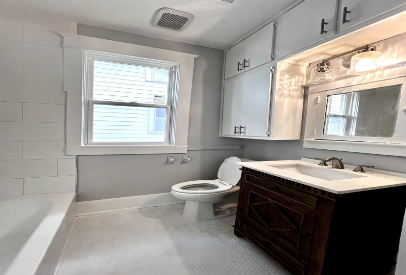 1052 FAXON AVE, Memphis, Tennessee 38105, 3 Bedrooms Bedrooms, 6 Rooms Rooms,2 BathroomsBathrooms,Residential,For Sale,FAXON,10219815