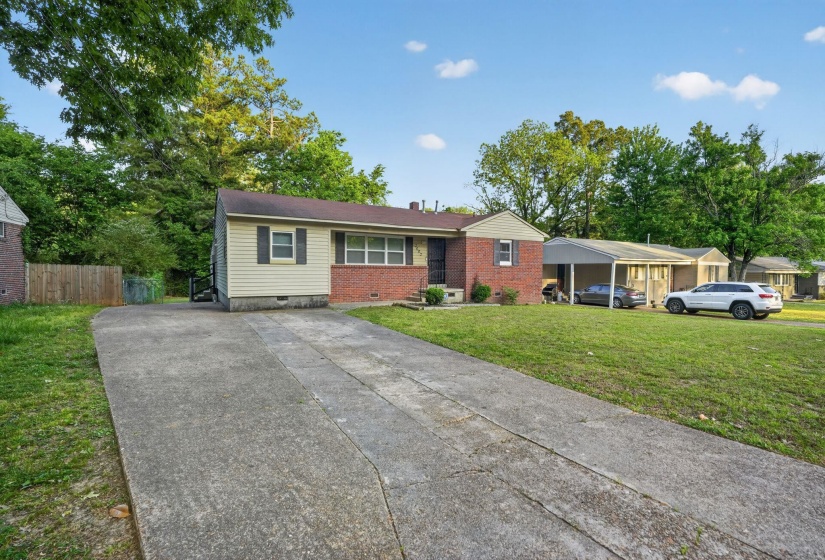 Ranch-style house featuring crawl space, brick siding, and driveway