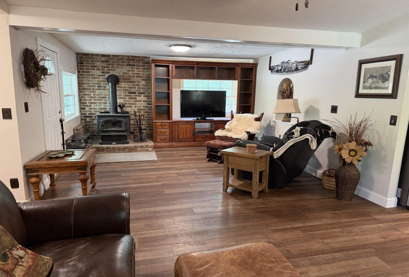 1212 ELVIN WEEKS RD, Bethel Springs, Tennessee 38315, 3 Bedrooms Bedrooms, 9 Rooms Rooms,2 BathroomsBathrooms,Residential,For Sale,ELVIN WEEKS,10219878