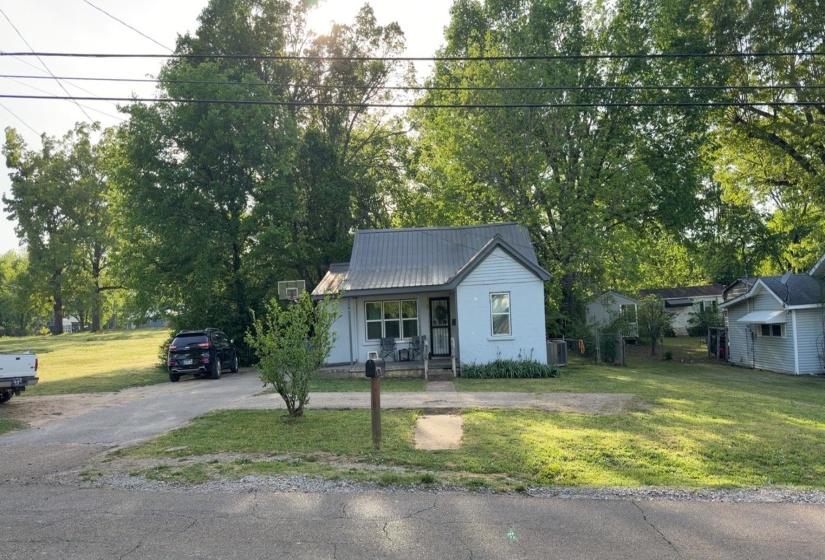 415 PATTERSON RD, Savannah, Tennessee 38372, 2 Bedrooms Bedrooms, 4 Rooms Rooms,1 BathroomBathrooms,Residential,For Sale,PATTERSON,10219882