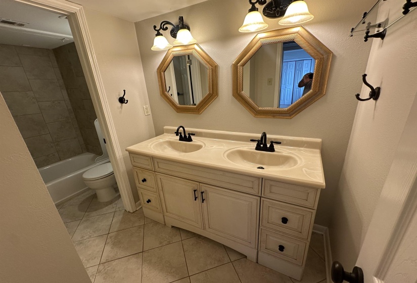 1720 RIDGE OAK PL, Memphis, Tennessee 38120, 2 Bedrooms Bedrooms, 5 Rooms Rooms,1.1 BathroomsBathrooms,Residential,For Sale,RIDGE OAK,10219959