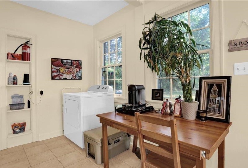 How about that nice tile in this eat-in area, laundry area, storage and more area?