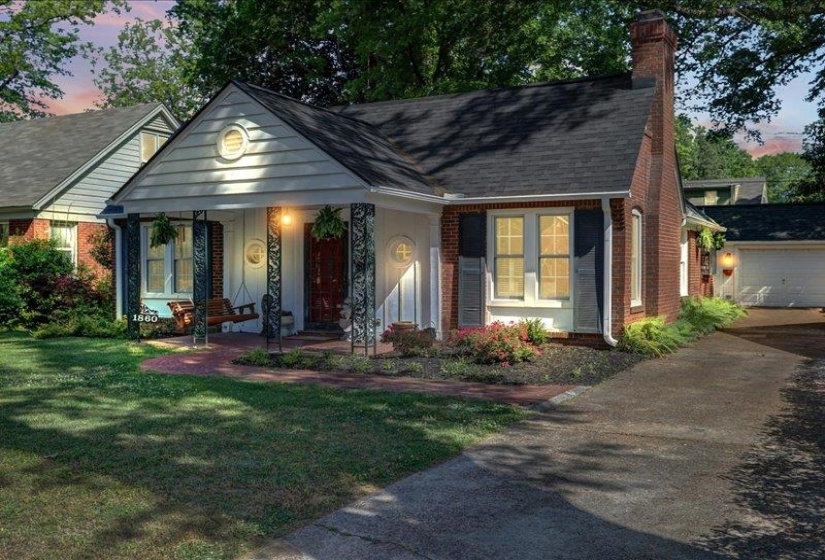 What a great spot to sit and watch the neighbors stroll past and say hi!