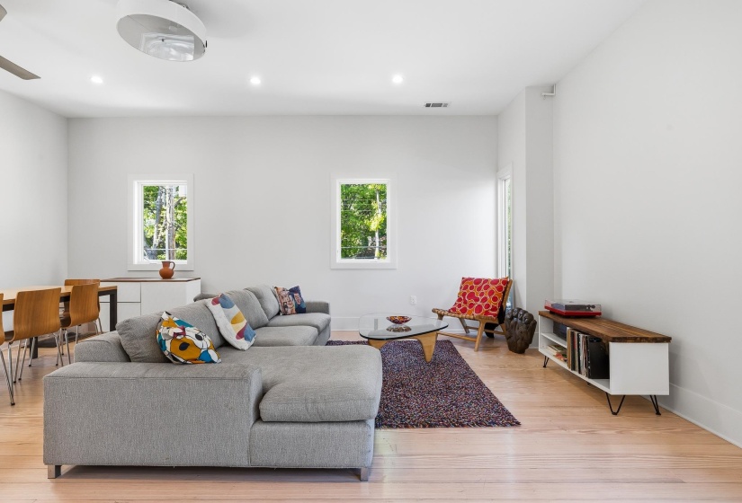 2124 JEFFERSON AVE, Memphis, Tennessee 38104, 2 Bedrooms Bedrooms, 6 Rooms Rooms,2.1 BathroomsBathrooms,Residential,For Sale,JEFFERSON,10219911