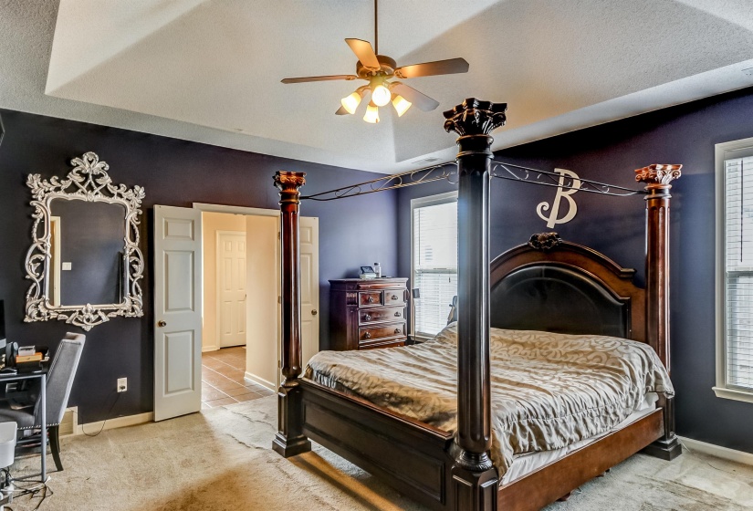 Tray ceiling with a ceiling fan light fixture