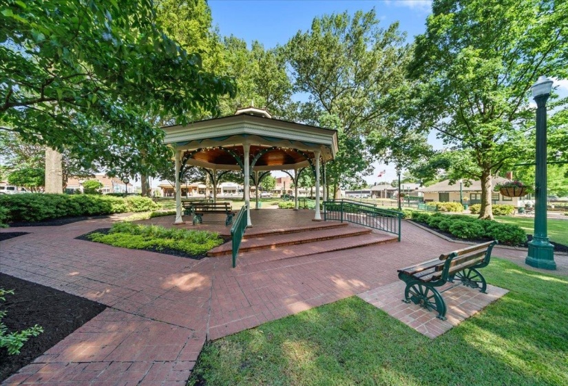 1070 GREENVIEW ROAD RD, Collierville, Tennessee 38017, 3 Bedrooms Bedrooms, 5 Rooms Rooms,2 BathroomsBathrooms,Residential,For Sale,GREENVIEW ROAD,10219948