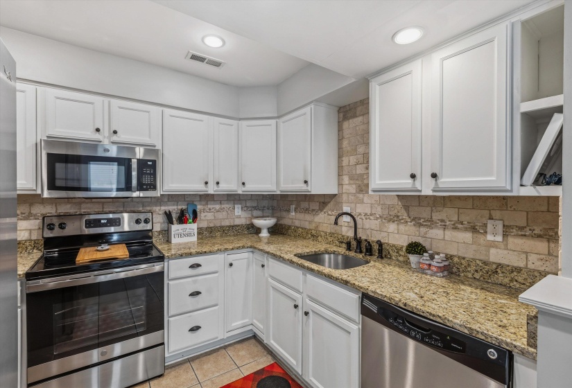 1822 DRAGONFLY CV, Germantown, Tennessee 38138, 2 Bedrooms Bedrooms, 5 Rooms Rooms,2.1 BathroomsBathrooms,Residential,For Sale,DRAGONFLY,10219965