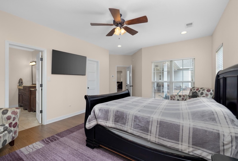 Spacious room with wood-finish flooring, a ceiling fan, and recessed lighting