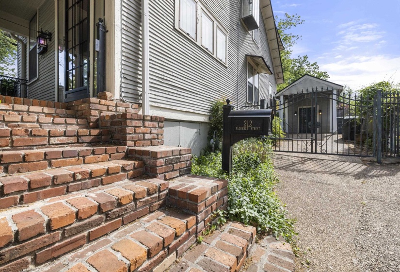 212 FLORENCE AVE, Memphis, Tennessee 38104, 2 Bedrooms Bedrooms, 6 Rooms Rooms,2 BathroomsBathrooms,Residential,For Sale,FLORENCE,10219976