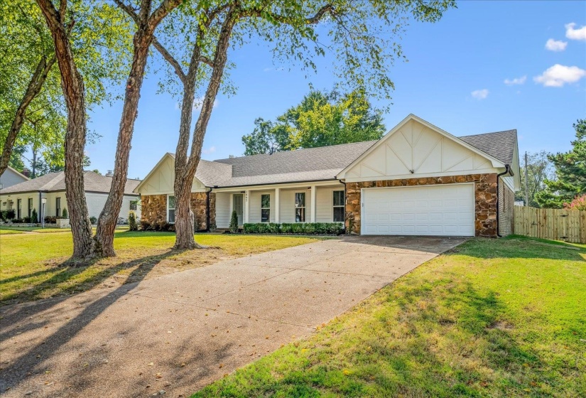 Ranch-style residence featuring a combination of stone and siding exterior