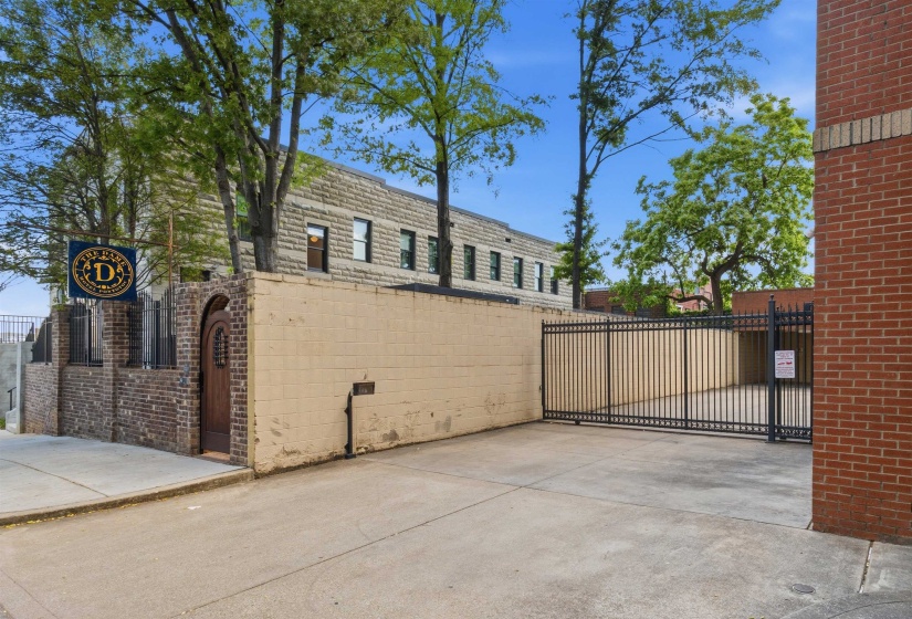 65 PONTOTOC AVE, Memphis, Tennessee 38103, 2 Bedrooms Bedrooms, 5 Rooms Rooms,2.1 BathroomsBathrooms,Residential,For Sale,PONTOTOC,10219995