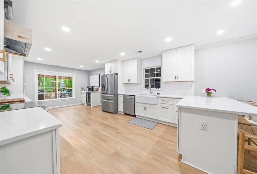 2137 WOODSIDE DR, Germantown, Tennessee 38138, 5 Bedrooms Bedrooms, 8 Rooms Rooms,3.1 BathroomsBathrooms,Residential,For Sale,WOODSIDE,10220012