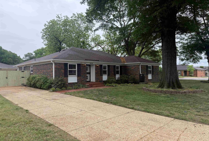 1918 CHERRY RD, Memphis, Tennessee 38117, 3 Bedrooms Bedrooms, 7 Rooms Rooms,2 BathroomsBathrooms,Residential,For Sale,CHERRY,10220200