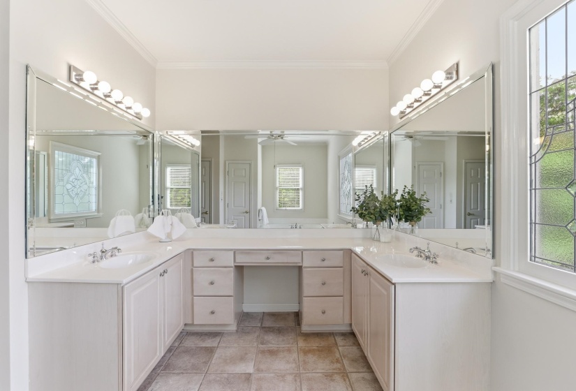 942 HARBOR VIEW DR, Memphis, Tennessee 38103, 3 Bedrooms Bedrooms, 7 Rooms Rooms,2.1 BathroomsBathrooms,Residential,For Sale,HARBOR VIEW,10220191