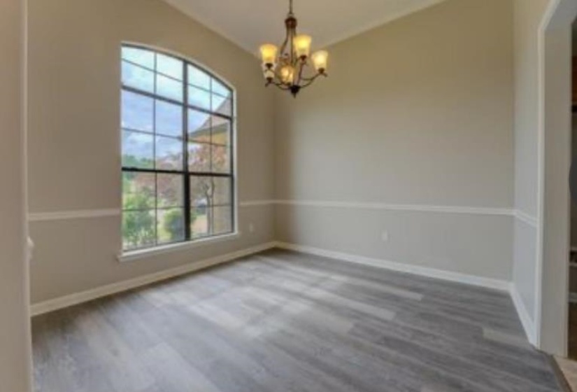 Arched picture window with gridded panes