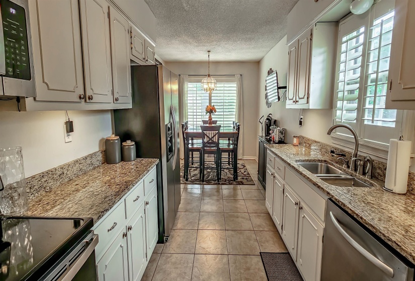 2254 KIRBY PKY, Memphis, Tennessee 38119, 6 Bedrooms Bedrooms, 11 Rooms Rooms,3 BathroomsBathrooms,Residential,For Sale,KIRBY,10220223