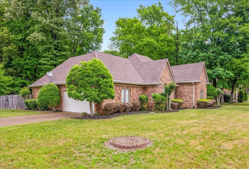 8752 CARROLLWOOD LN, Memphis, Tennessee 38016, 4 Bedrooms Bedrooms, 7 Rooms Rooms,3 BathroomsBathrooms,Residential,For Sale,CARROLLWOOD,10220335