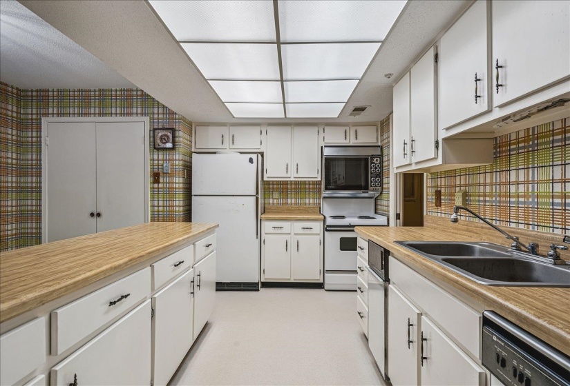 4715 MINT DR, Memphis, Tennessee 38117, 2 Bedrooms Bedrooms, 5 Rooms Rooms,2.1 BathroomsBathrooms,Residential,For Sale,MINT,10220354