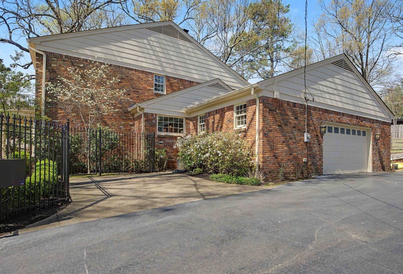 5722 SHADY GLEN RD, Memphis, Tennessee 38120, 4 Bedroom Bedrooms, 10 Room Rooms,3.2 BathroomBathrooms,Residential,For Sale,SHADY GLEN,0,10220404