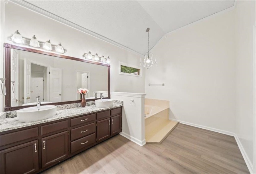 8429 KING WILLIAM ST, Memphis, Tennessee 38016, 5 Bedrooms Bedrooms, 9 Rooms Rooms,3 BathroomsBathrooms,Rental Properties,For Sale,KING WILLIAM,10220414