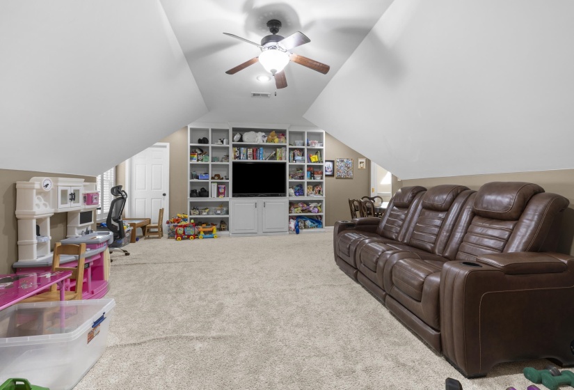 Spacious bonus room featuring sloped ceilings, recessed lighting, and a ceiling fan