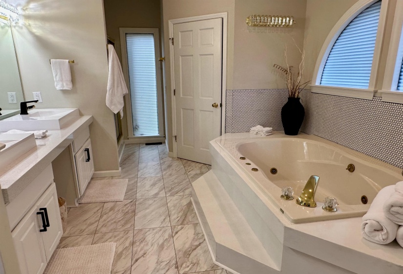 165 LAKESHORE LN, Counce, Tennessee 38326, 3 Bedrooms Bedrooms, 9 Rooms Rooms,3.1 BathroomsBathrooms,Residential,For Sale,LAKESHORE,10213316