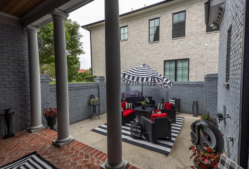 100 FOUNDERS LN, Memphis, Tennessee 38103, 4 Bedrooms Bedrooms, 7 Rooms Rooms,3.1 BathroomsBathrooms,Residential,For Sale,FOUNDERS,10220521