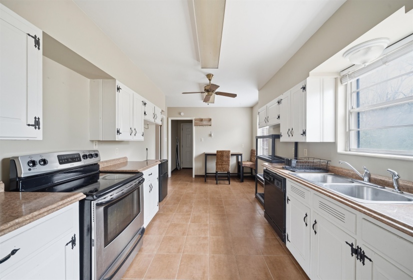 1305 CHERRY RD, Memphis, Tennessee 38117, 4 Bedroom Bedrooms, 7 Room Rooms,2.1 BathroomBathrooms,Residential,For Sale,CHERRY,0,10220525