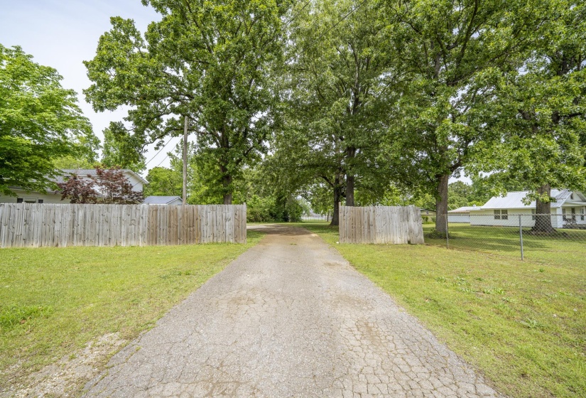 715 PINHOOK DR, Savannah, Tennessee 38372, 3 Bedrooms Bedrooms, 8 Rooms Rooms,2 BathroomsBathrooms,Residential,For Sale,PINHOOK,10220531