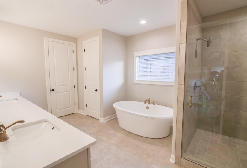9568 GRAYS HOLLOW DR, Cordova, Tennessee 38018, 5 Bedroom Bedrooms, 11 Room Rooms,3.1 BathroomBathrooms,Residential,For Sale,GRAYS HOLLOW,0,10208558