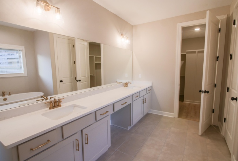 9568 GRAYS HOLLOW DR, Cordova, Tennessee 38018, 5 Bedroom Bedrooms, 11 Room Rooms,3.1 BathroomBathrooms,Residential,For Sale,GRAYS HOLLOW,0,10208558