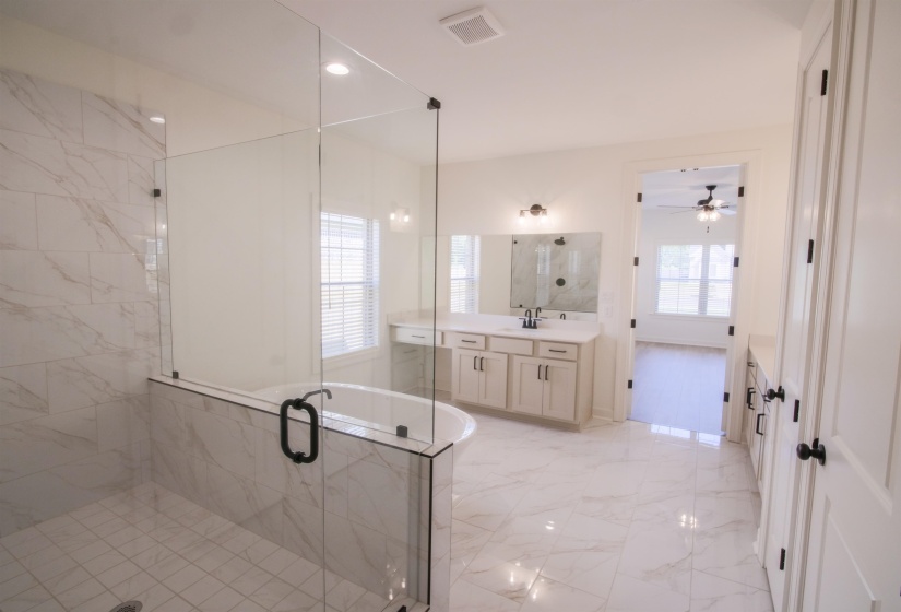 9562 GRAYS HOLLOW DR, Cordova, Tennessee 38018, 5 Bedroom Bedrooms, 11 Room Rooms,3 BathroomBathrooms,Residential,For Sale,GRAYS HOLLOW,0,10208563