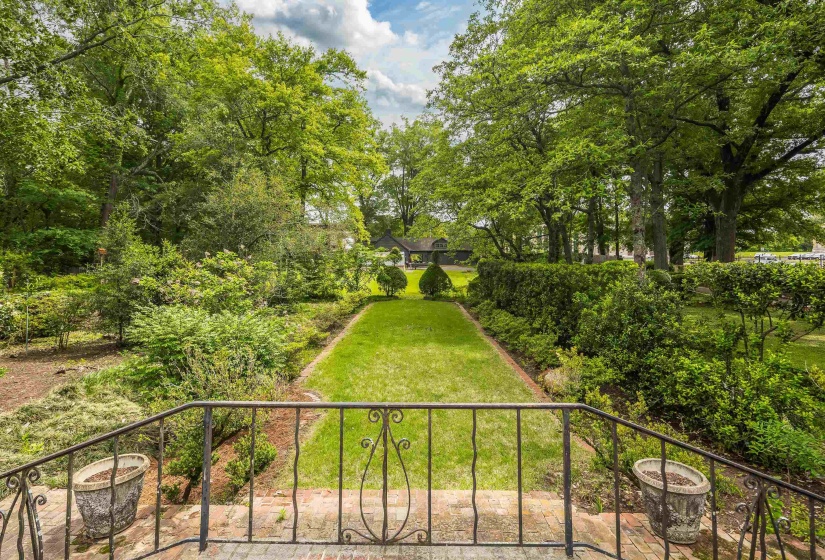 3945 GRANDVIEW AVE, Memphis, Tennessee 38111, 4 Bedrooms Bedrooms, 11 Rooms Rooms,4.1 BathroomsBathrooms,Residential,For Sale,GRANDVIEW,10220561