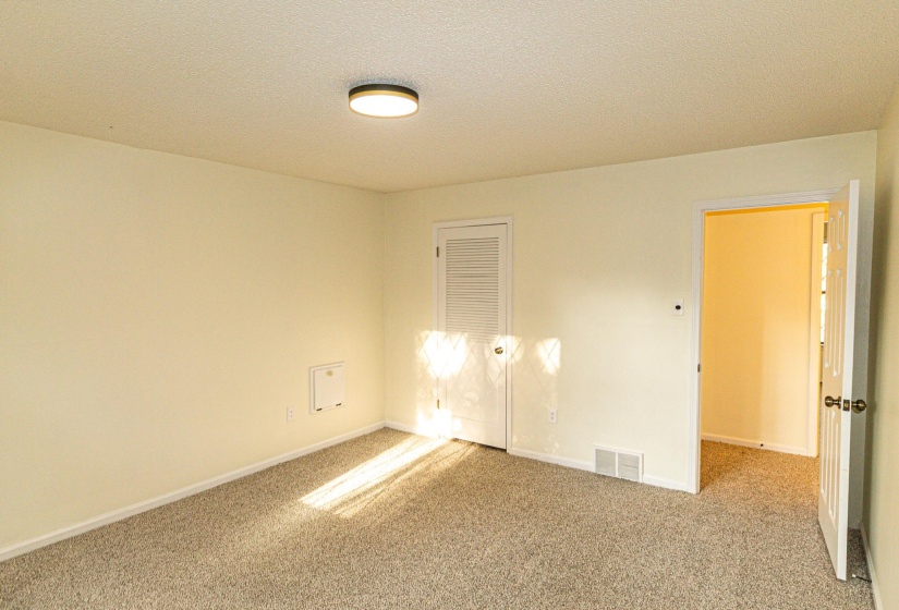 Neutral wall paint with textured carpeting