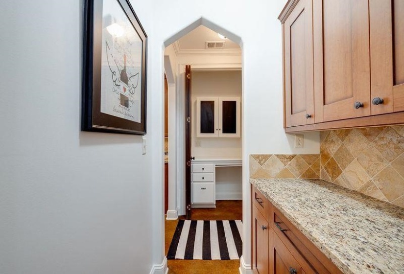 Great storage/Butler's Pantry