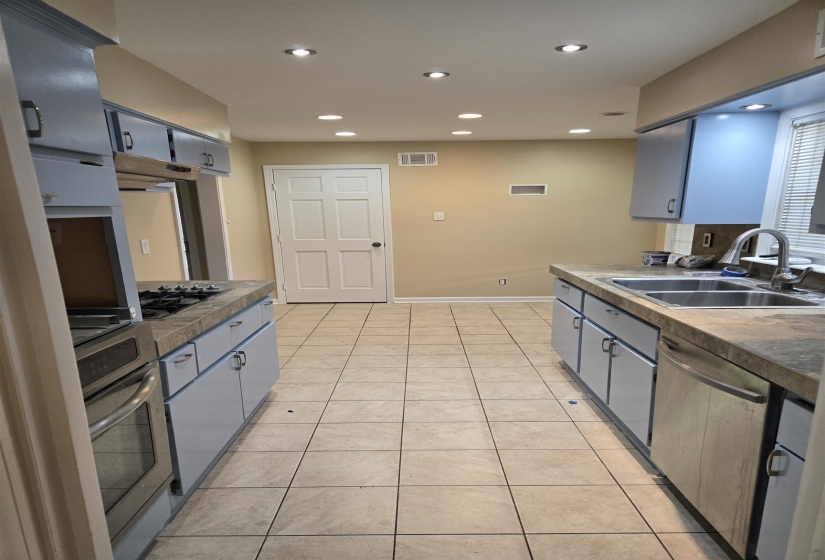 3212 WHITNEY AVE, Memphis, Tennessee 38128, 6 Bedroom Bedrooms, 11 Room Rooms,3 BathroomBathrooms,Residential,For Sale,WHITNEY,0,10220720