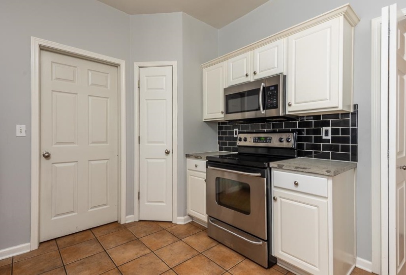 1340 ISLAND TOWN DR, Memphis, Tennessee 38103, 3 Bedrooms Bedrooms, 5 Rooms Rooms,2 BathroomsBathrooms,Residential,For Sale,ISLAND TOWN,10220795