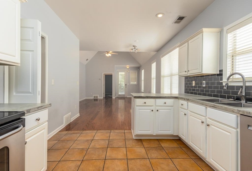 1340 ISLAND TOWN DR, Memphis, Tennessee 38103, 3 Bedrooms Bedrooms, 5 Rooms Rooms,2 BathroomsBathrooms,Residential,For Sale,ISLAND TOWN,10220795